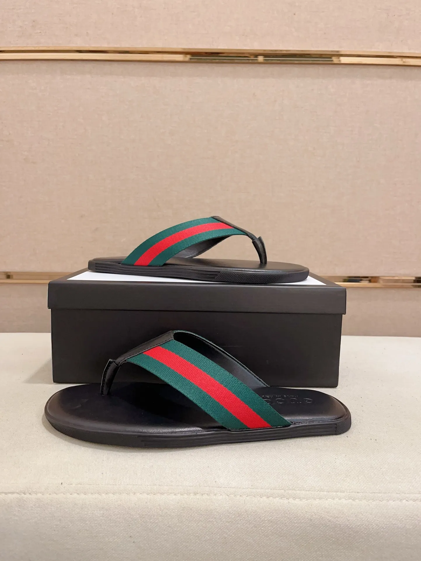 Men's shoes 💰: 240💰 [gucci Gucci slippers] High-end men's shoes brand official website 1:1 latest masterpiece: original mold customization, the fabric is made of imported original materials, upgraded outsole, lighter and non-slip. The market's top quality, simple yet tasteful, a must-have for fashionistas, fashionable at your feet, full of confidence, the same style at the counter 👍The season of summer slippers is here. Code: 38-45